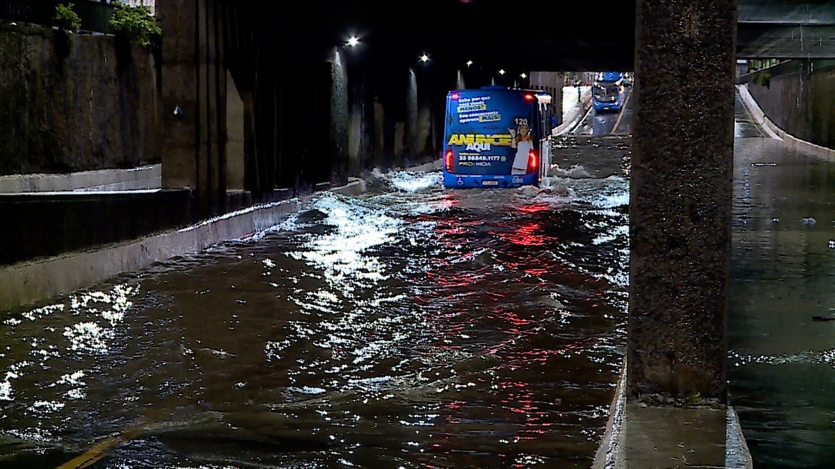 Chuva deixa ruas alagadas e provoca queda de árvores em Juiz de Fora; Bairro Industrial e Centro foram as regiões mais afetadas 