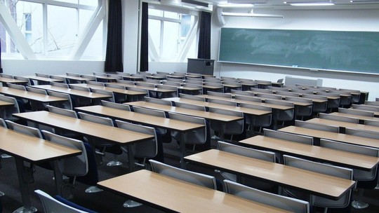 51% dos brasileiros que entram na faculdade não se formam nem 3 anos após o prazo previsto - Na média da OCDE, índice é de 30% — também considerado alto no 'Education at a Glance', estudo divulgado nesta terça-feira (9). Só no primeiro ano da graduação, 1 a cada 4 universitários brasileiros (25%) abandona o curso no país, contra 13% nas demais nações analisadas. 