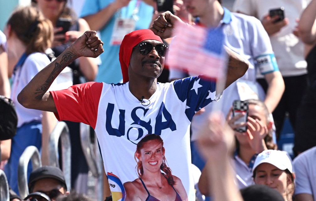 O rapper Snoop Dogg dança na plateia durante jogo de vôlei de praia, durante uma de suas aparições divertidas durante os Jogos Olímpicos — Foto: Dylan Martinez/Reuters