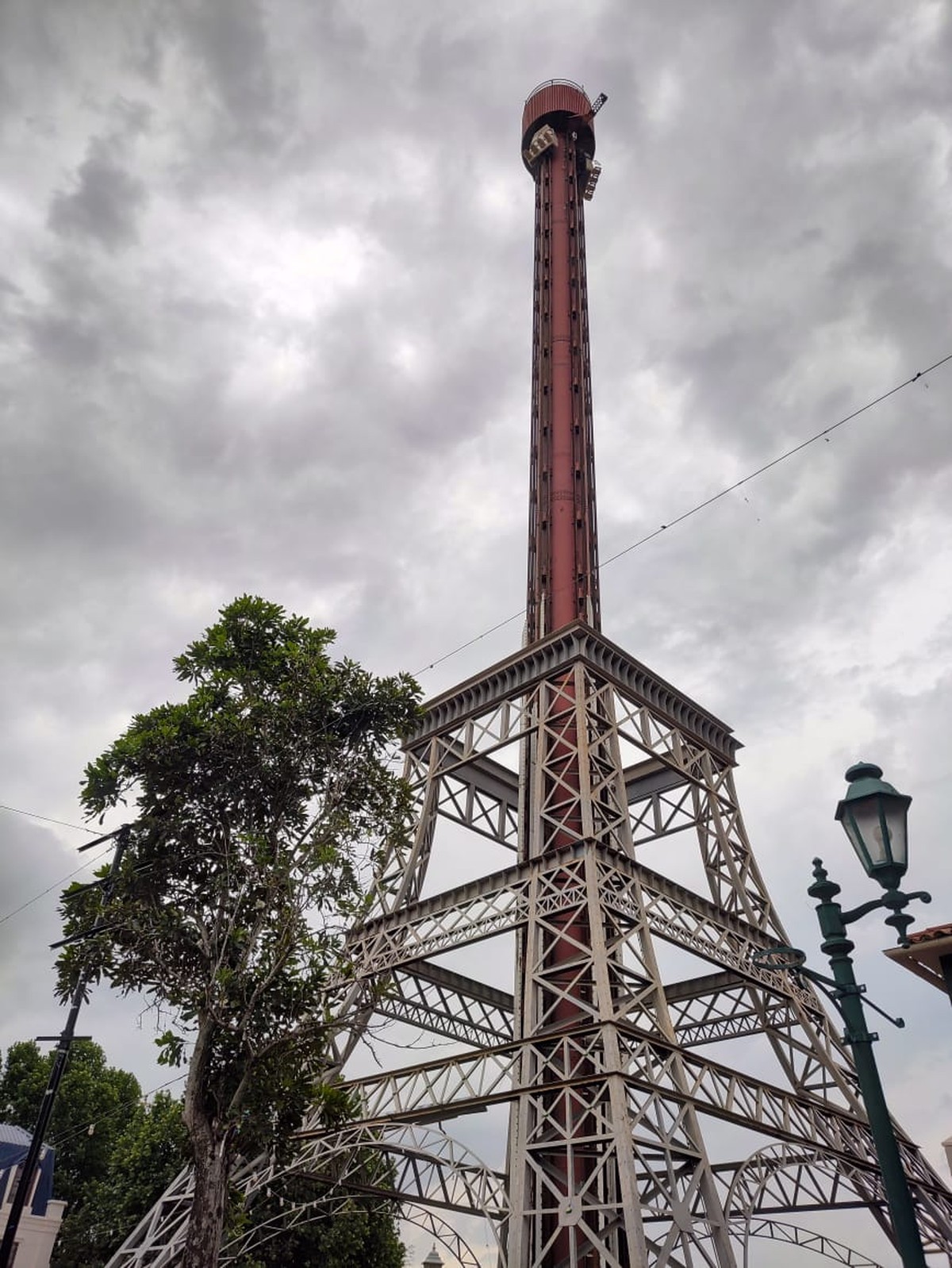 Parque de Diversões - Vamos lá! Seguindo num ritmo acelerado para a  reabertura da La Tour Eiffel, hoje o Hopi Hari ativou novos pontos de  iluminação na torre. Sobre a atração, em