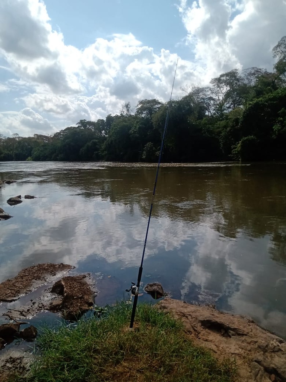 Pescadores foram flagrados em atividade ilegal no Canal do Inferno — Foto: Polícia Militar Ambiental
