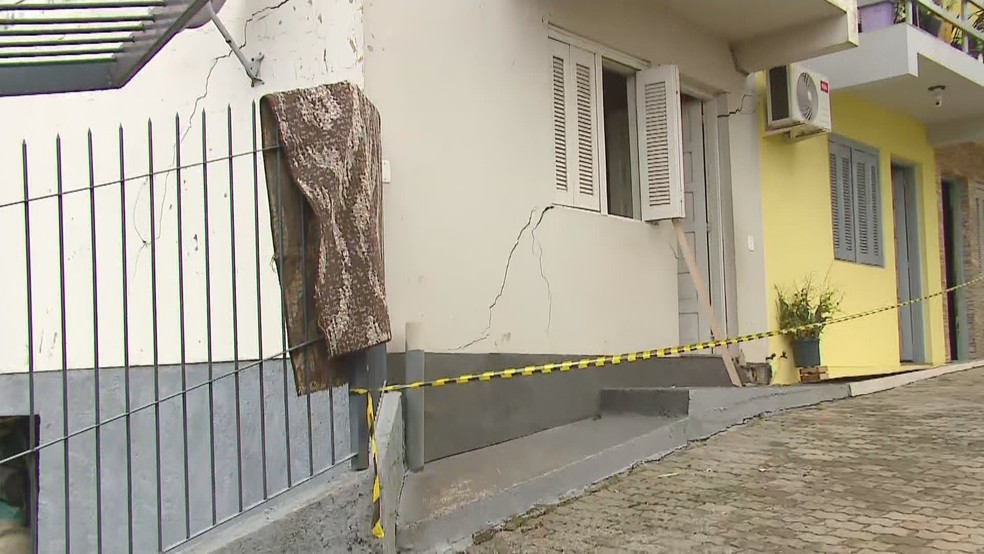 Residências são interditadas após risco de desabamento em Caxias do Sul — Foto: Reprodução/RBS TV
