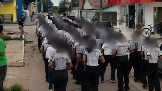 Diretor e PMs são afastados de colégio militar após canto com palavras de ódio - Foto: (Reprodução/Redes Sociais)