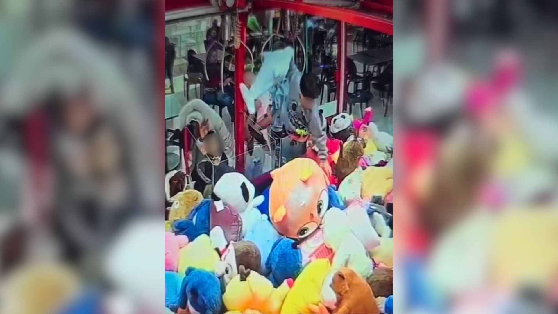 VÍDEO: criança entra em máquina de pelúcias e retira brinquedos em shopping no interior de SP