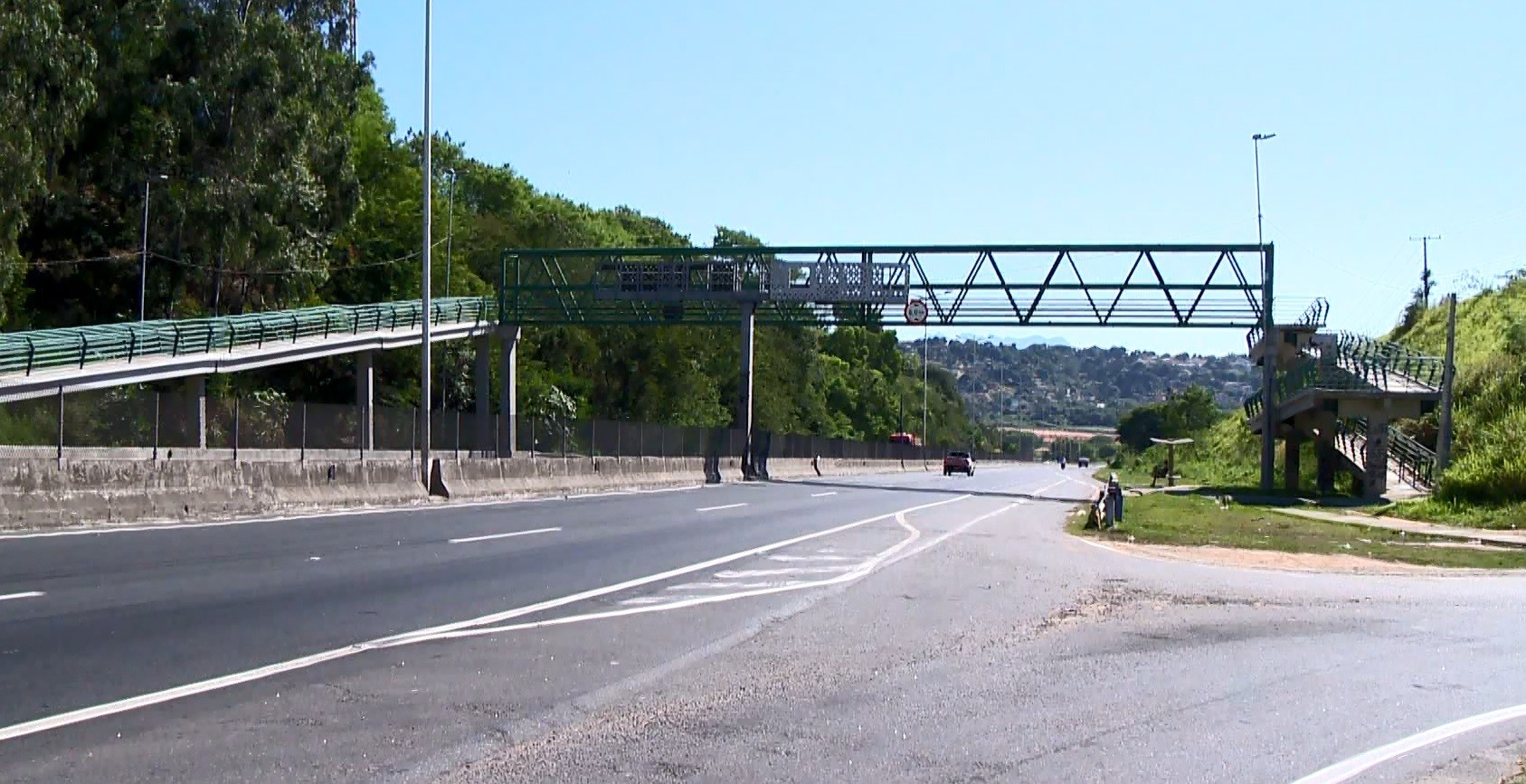 Motociclista morre em acidente com ônibus do Transcol e faixa da BR-101 é interditada, em Cariacica