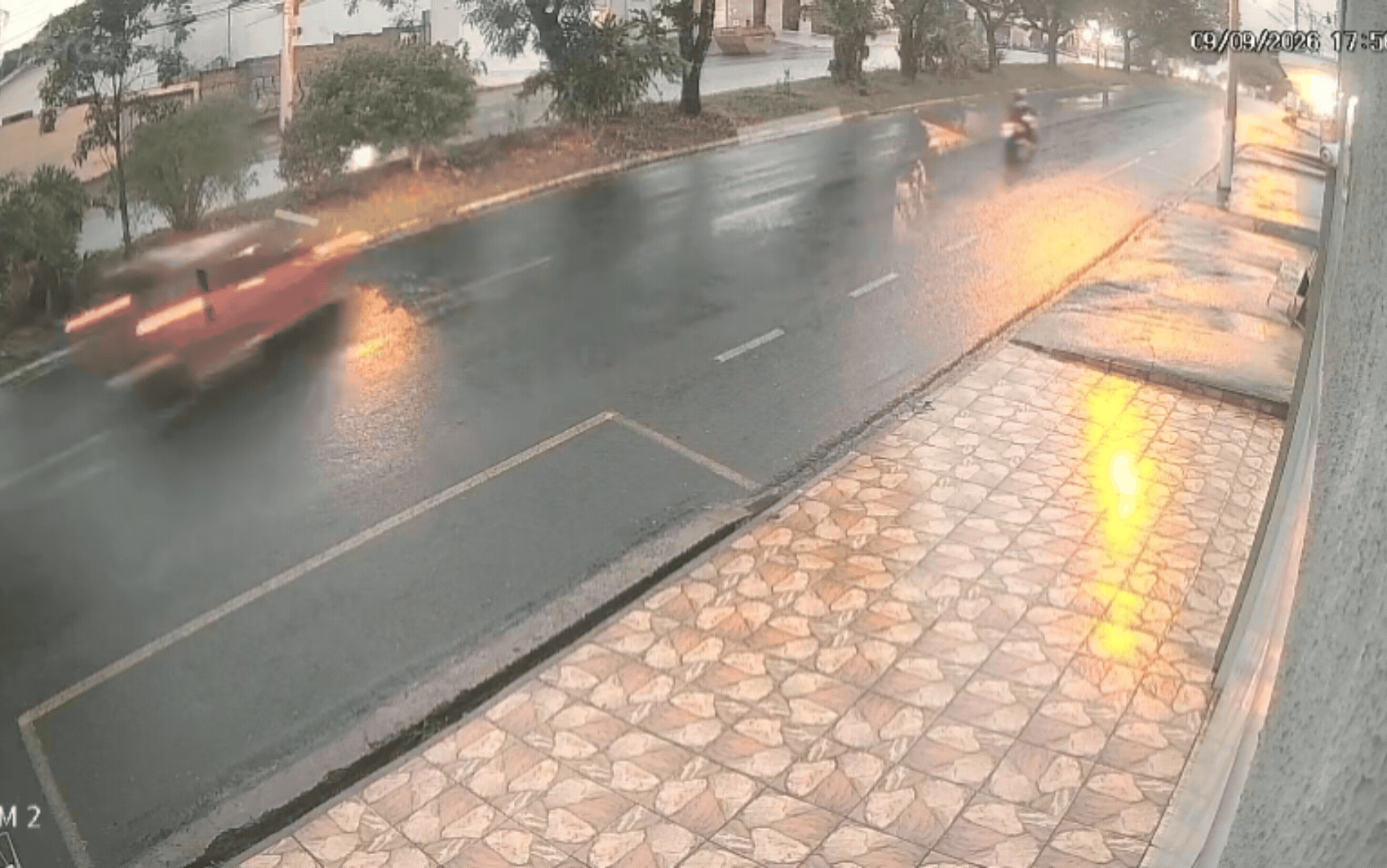 Motorista em alta velocidade perde controle do carro, invade canteiro e derruba árvore em Franca, SP; VÍDEO