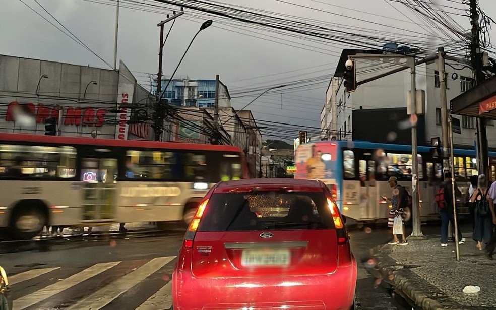 Vendaval caiu queda de energia elétrica em vários pontos de Juiz de Fora — Foto: Maria Elisa Diniz/TV Integração