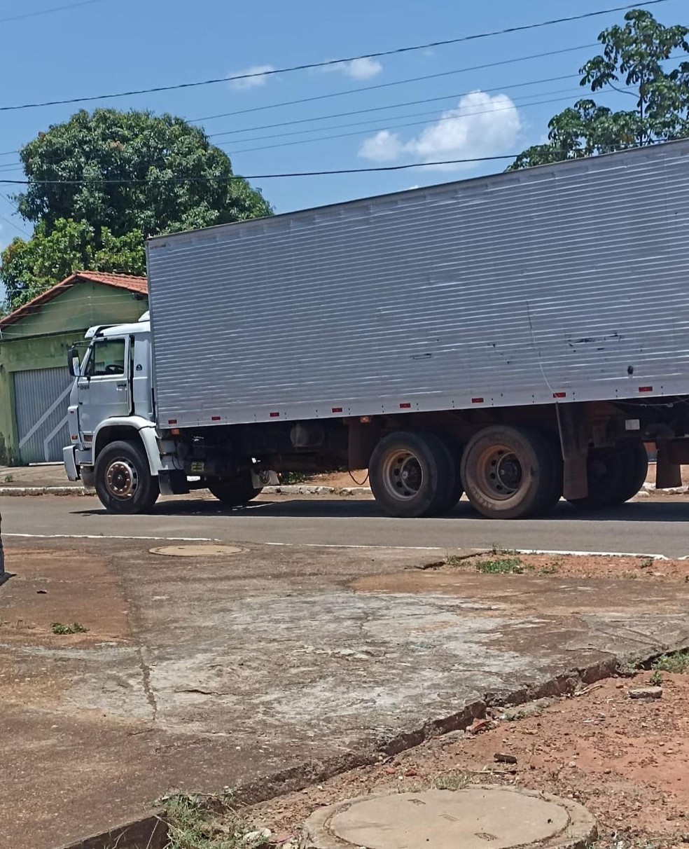 Acidente envolvendo caminhão e moto deixou uma criança morta — Foto: Reprodução