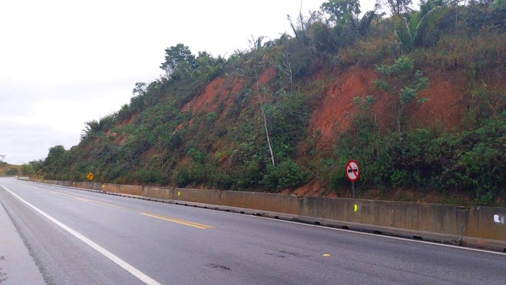 Obras em trecho da BR-101, em Macaé, tem objetivo de evitar deslizamentos na encosta, principalmente em época de chuva — Foto: Arteris Fluminense/Divulgação