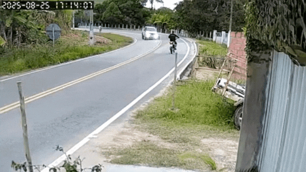 Motociclista escapa por pouco de ser atingido por pneu que se soltou de carro em AL; VÍDEO