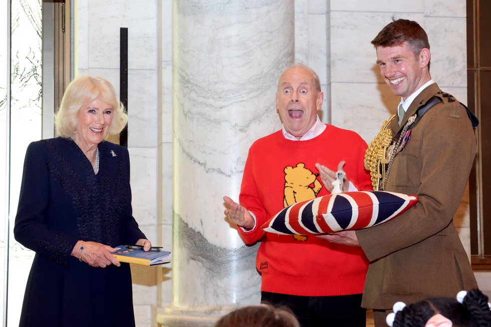 A Rainha Camilla lê Ursinho Puff para crianças ao lado de Gyles Brandreth durante um evento literário na Biblioteca Pública de Nova York, — Foto: Chris Jackson/Pool via REUTERS