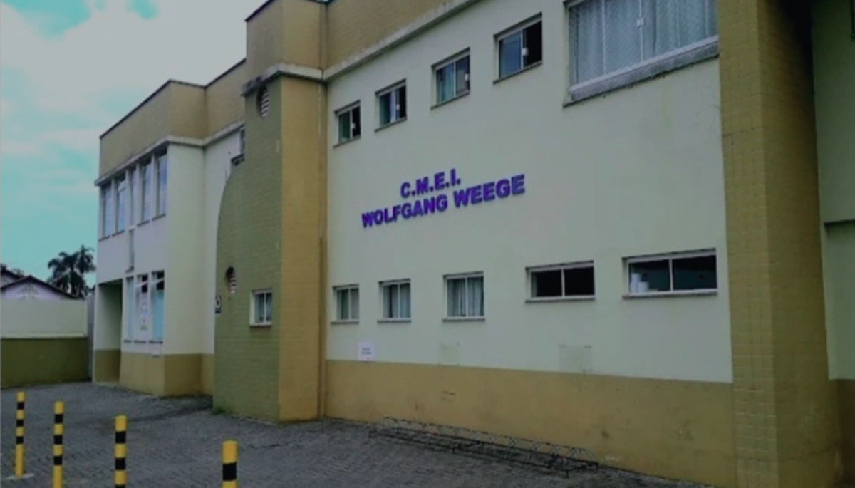 Pai busca criança errada no 1º dia de creche e só percebe após aviso de outro responsável em SC