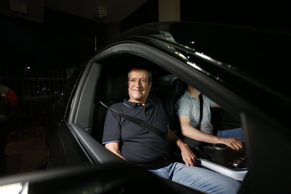 O presidente do Partido Liberal (PL), Valdemar da Costa Neto, deixa à sede da Superintendência da Polícia Federal em Brasília, na noite deste sábado (10), após o ministro do Supremo Tribunal Federal, Alexandre de Moraes, conceder liberdade provisória a ele. — Foto: WILTON JUNIOR/ESTADÃO CONTEÚDO