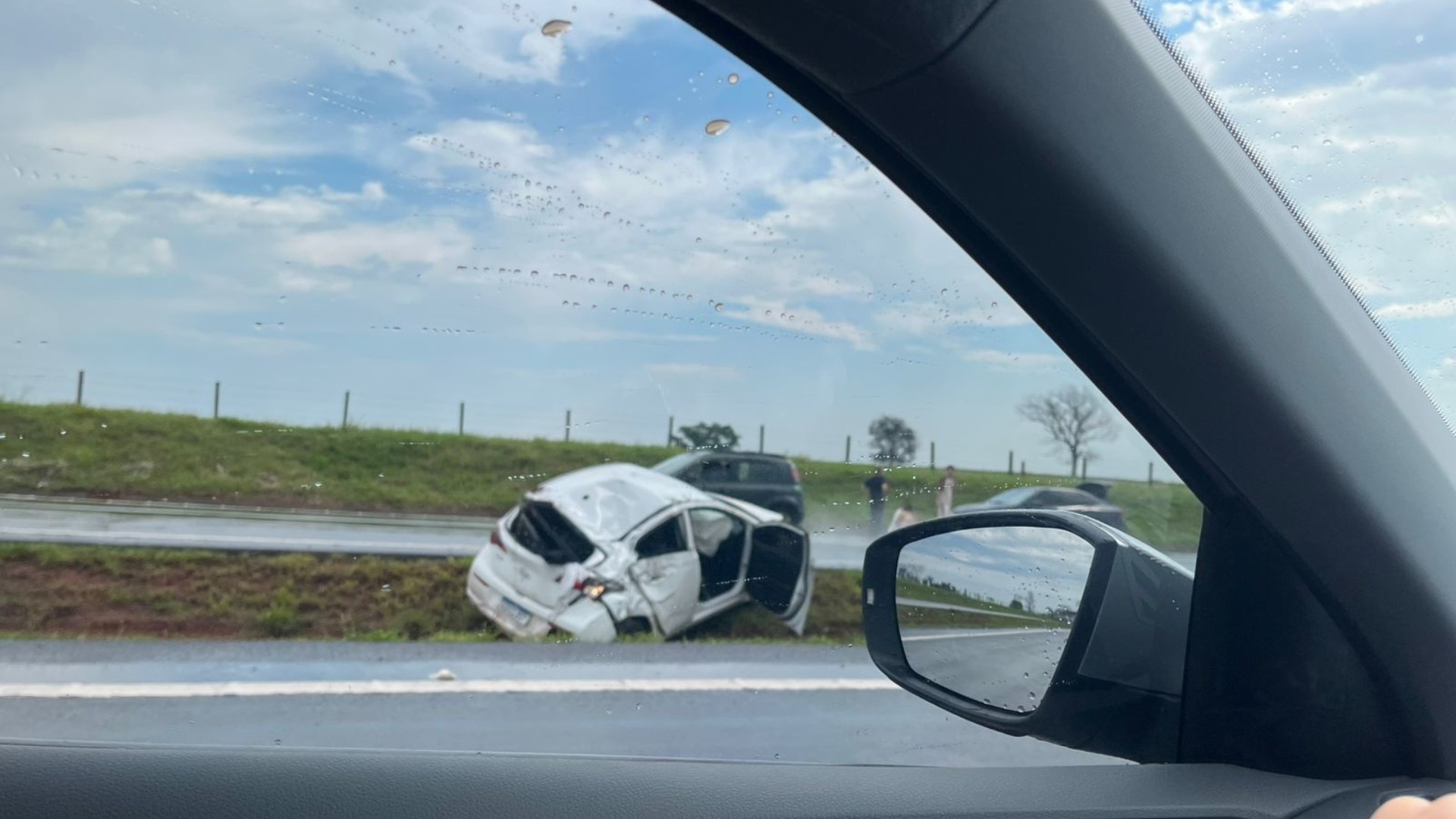 Carro capota em batida com outros dois veículos em rodovia no interior de SP 
