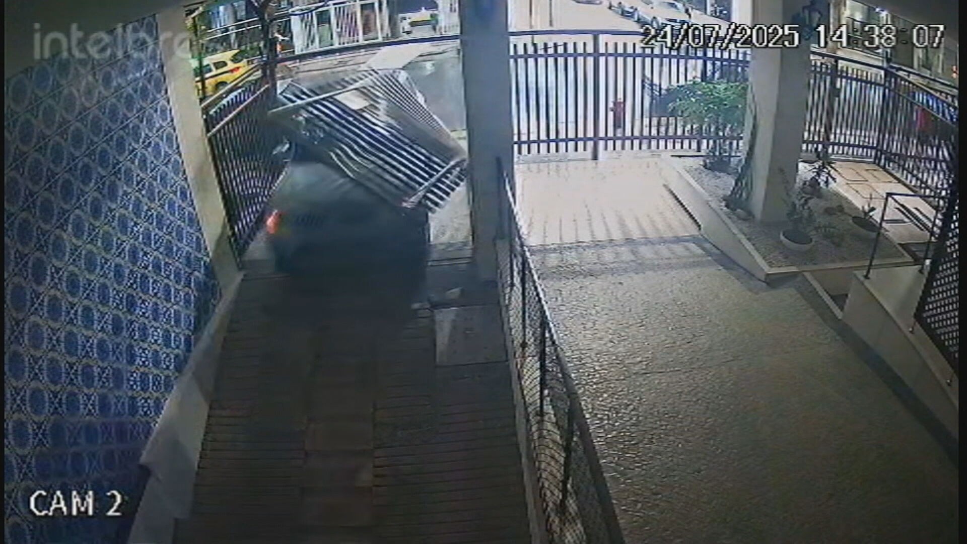 Carro desgovernado cruza rua, destrói portão e invade garagem de prédio em Copacabana; VÍDEO