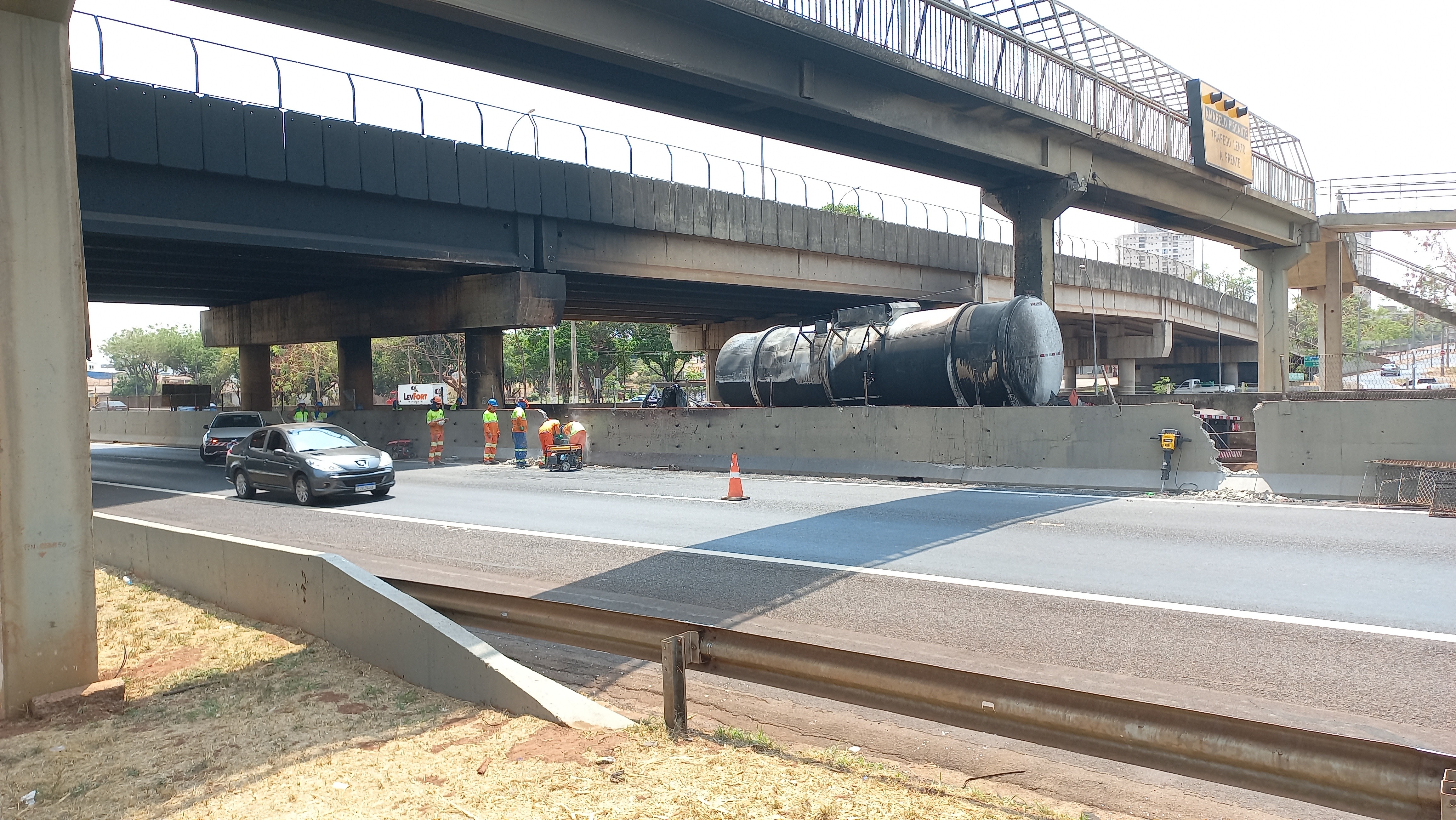 Caminhão-tanque será retirado 2 dias após pegar fogo na Rodovia Anhanguera em Ribeirão Preto