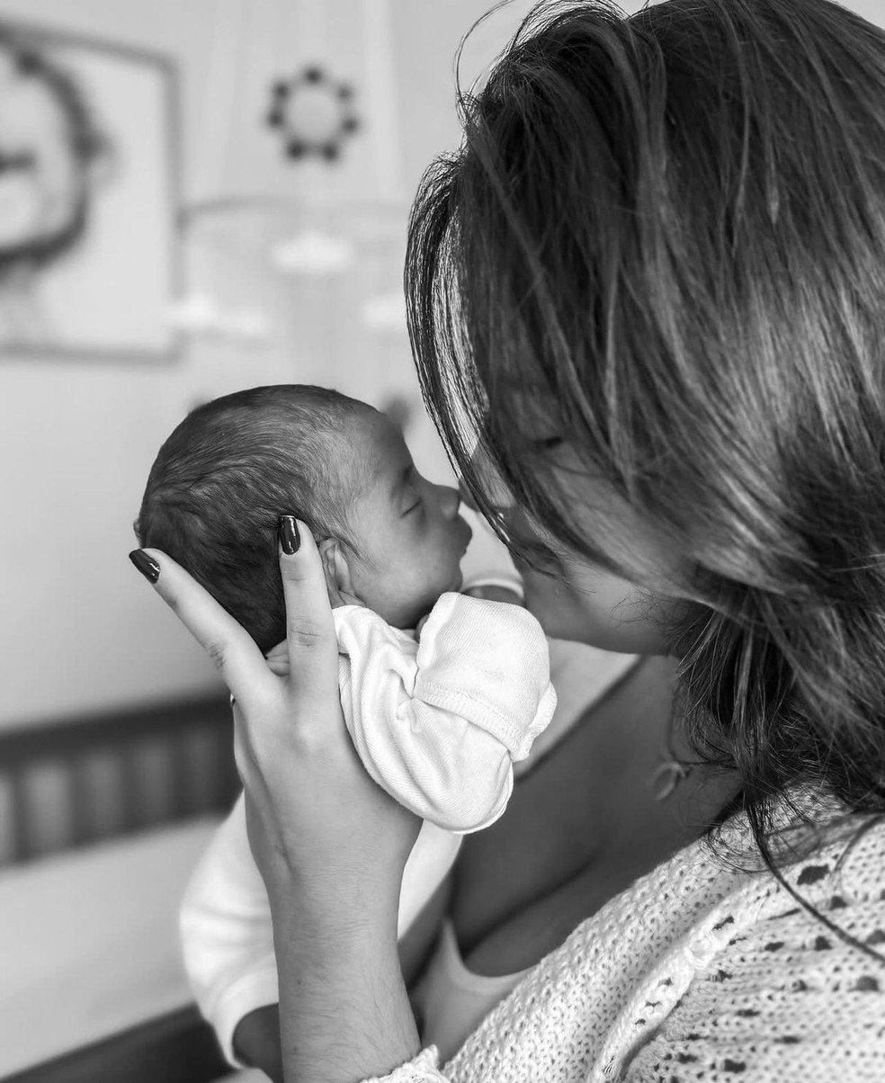 Rep&oacute;rter Alice Ribeiro e o filho dela. &mdash; Foto: Reprodu&ccedil;&atilde;o/Redes Sociais