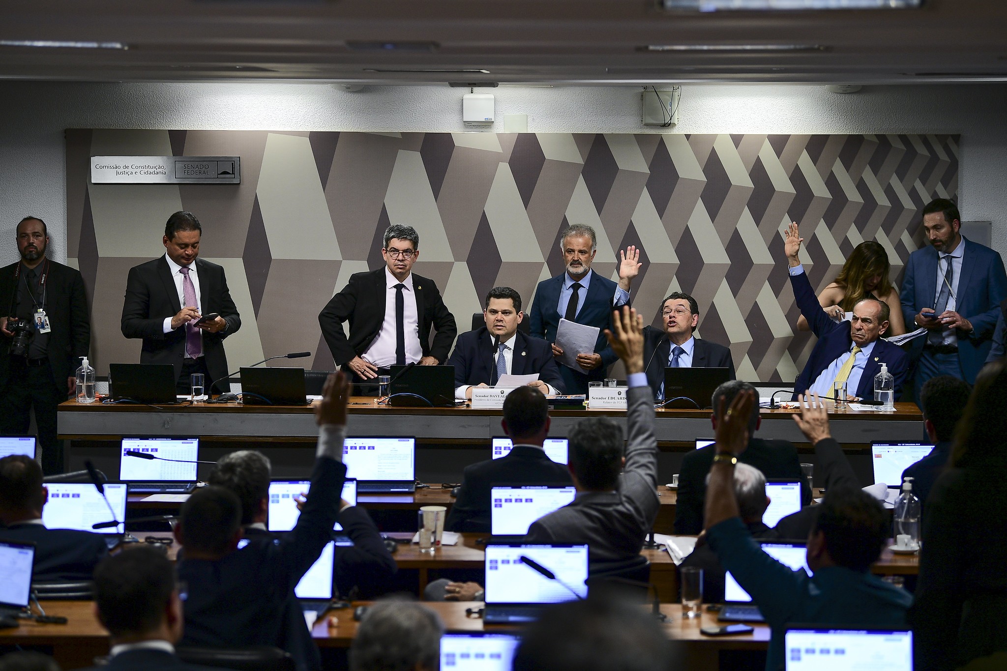 Novo texto da Reforma Tributária amplia benefícios para taxistas, caminhoneiros e fretistas, anuncia senador Eduardo Braga