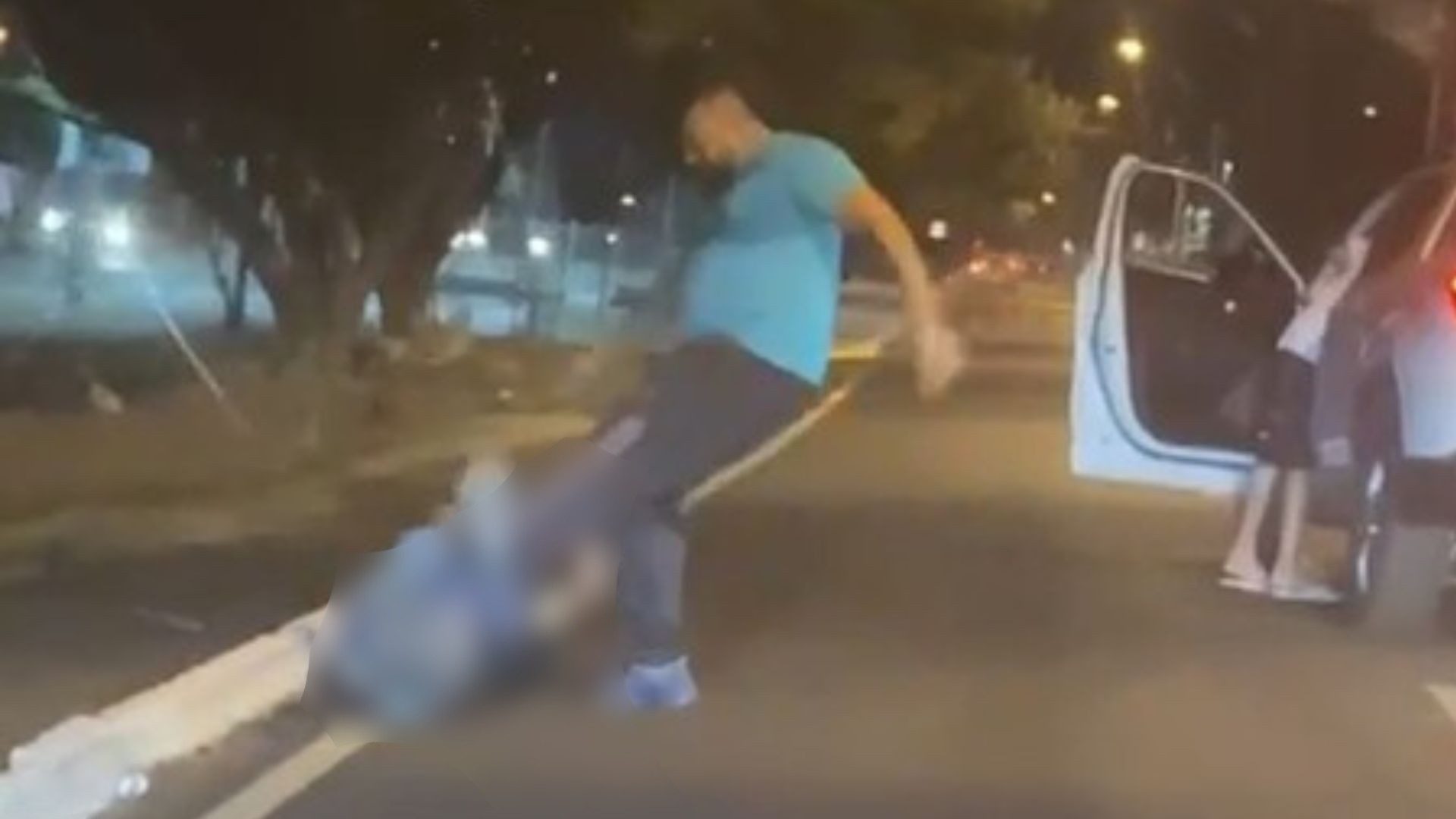 Motorista chuta morador de rua caído no chão em Franca, SP; VÍDEO