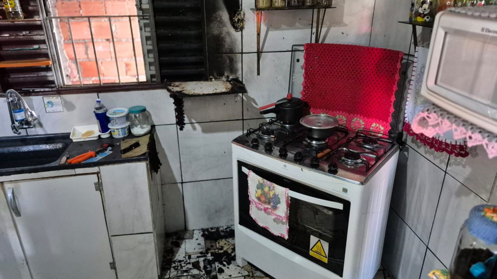 Cozinha explode após morador fazer teste de vazamento de gás com isqueiro em Uberlândia