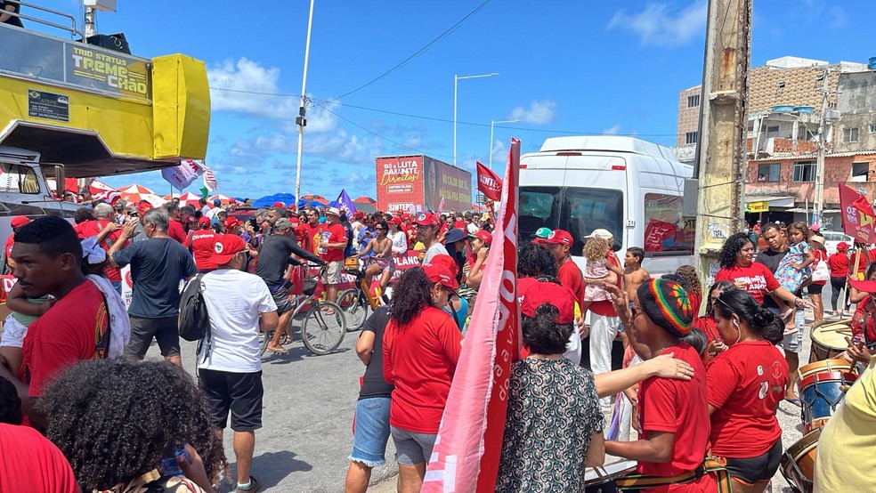 Ato em homenagem aos trabalhores aconteceu em Brasília Teimosa, na Zona Sul do Recife — Foto: Iris Costa/g1