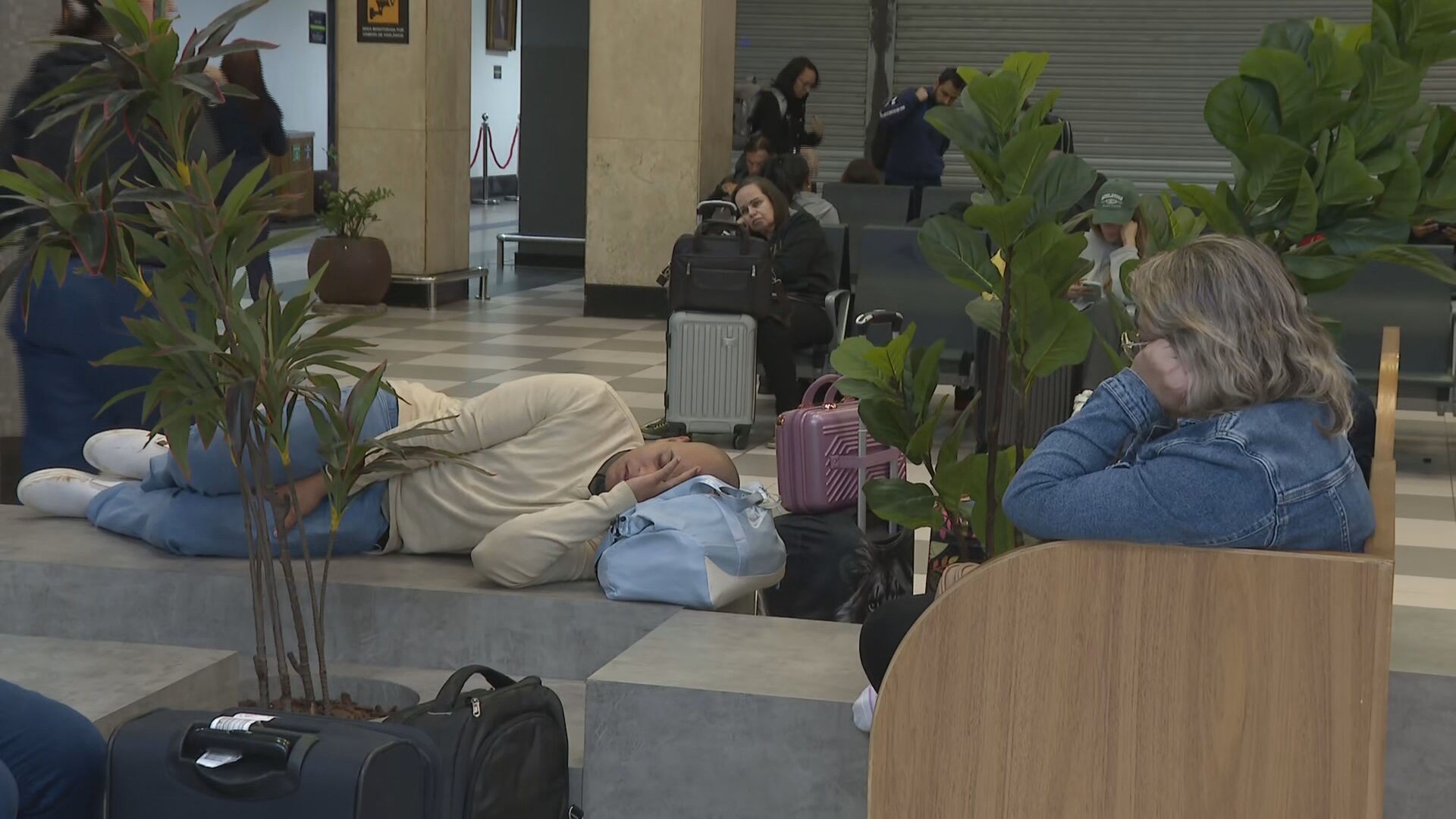 Passageiros narram humilhações e noite na calçada em Congonhas após problema em controle de tráfego aéreo