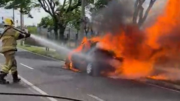 Motorista é alertado e consegue sair antes de carro ser engolido pelas chamas em Uberaba