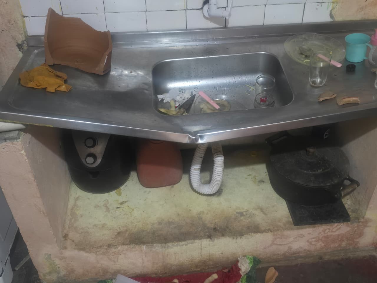 Ameaçada pelo marido ao pedir para que ele abaixasse som, mulher se tranca em casa com filhos