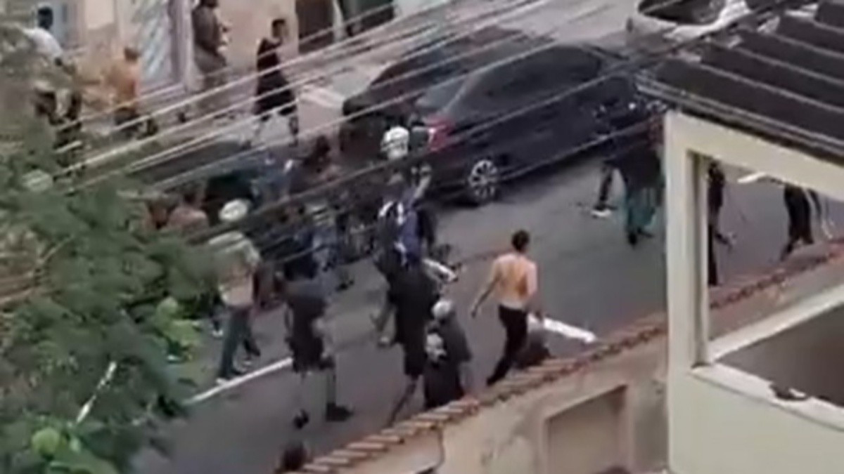 Torcedores se enfrentam e atacam PM perto do Engenhão; VÍDEO