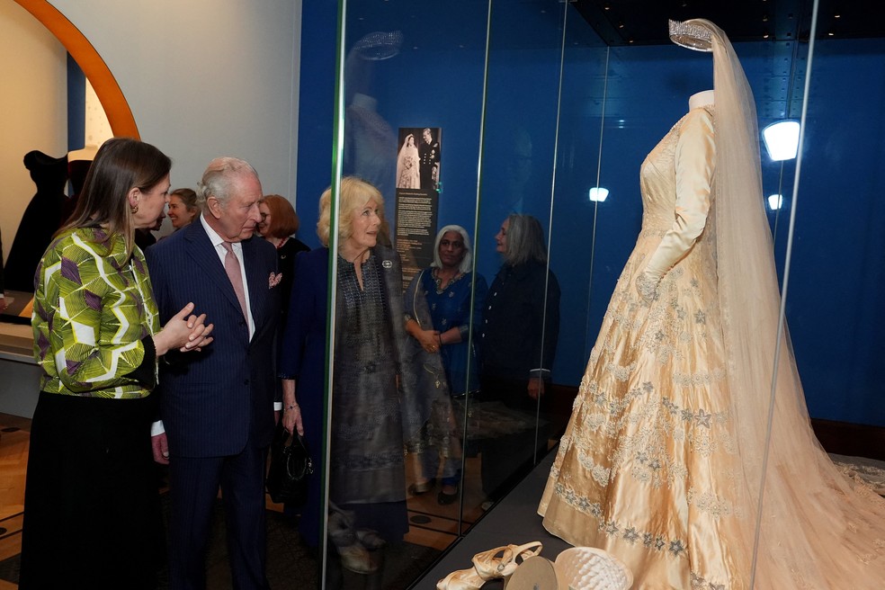 O rei Charles e a rainha Camilla da Grã-Bretanha durante uma visita à exposição "A Rainha Elizabeth II: Sua Vida em Estilo" na Galeria do Rei, Palácio de Buckingham, Londres, Grã-Bretanha, em 20 de abril de 2026. Aaron Chown/Pool via REUTERS — Foto: Reuters
