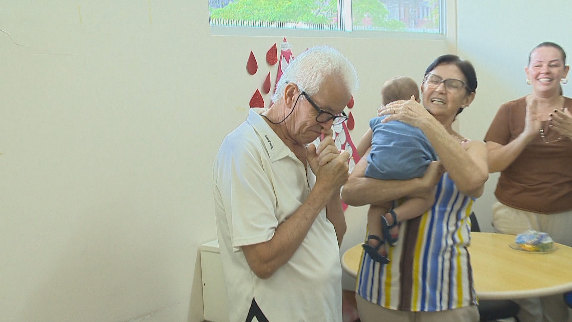 O último ato de seu Olavo: doador de sangue há 40 anos recebe homenagem de hemocentro ao completar idade limite para doar