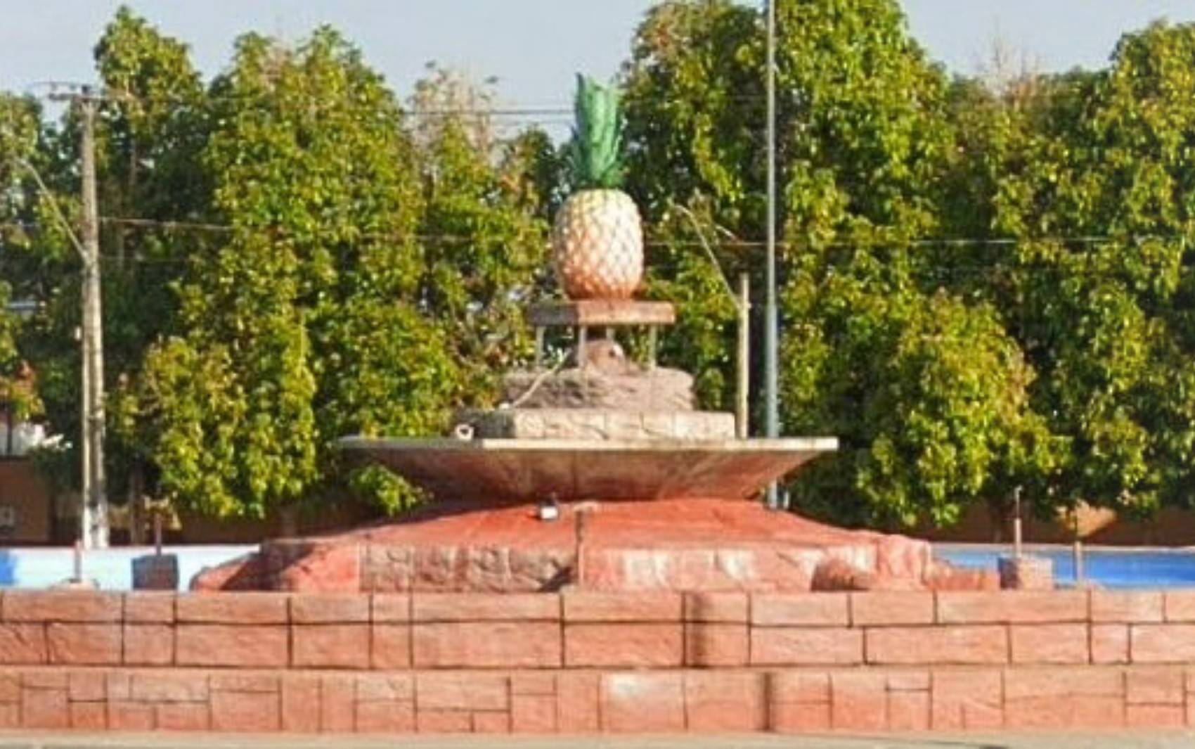 Pequena e com símbolo de fruta em praça: conheça cidade de tocantinense que se decepcionou com Paris 