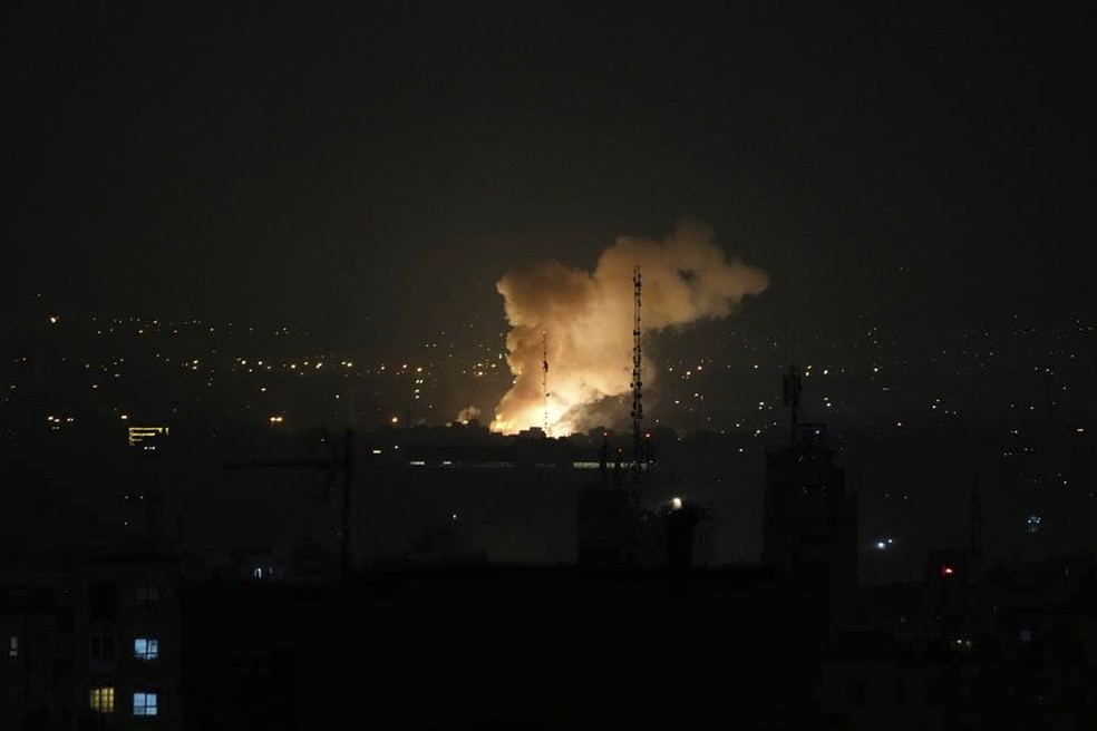 Fumaça é vista em Teerã, no Irã, após ataques de Israel — Foto: AP/Vahid Salemi