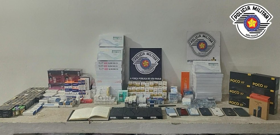 2 de 2
Tr&ecirc;s pessoas foram presas transportando uma carga il&iacute;cita milion&aacute;ria na manh&atilde; de s&aacute;bado (11), em um posto de combust&iacute;veis, &agrave;s margens da rodovia SP-333, em Tarum&atilde; (SP) &mdash; Foto: Pol&iacute;cia Militar