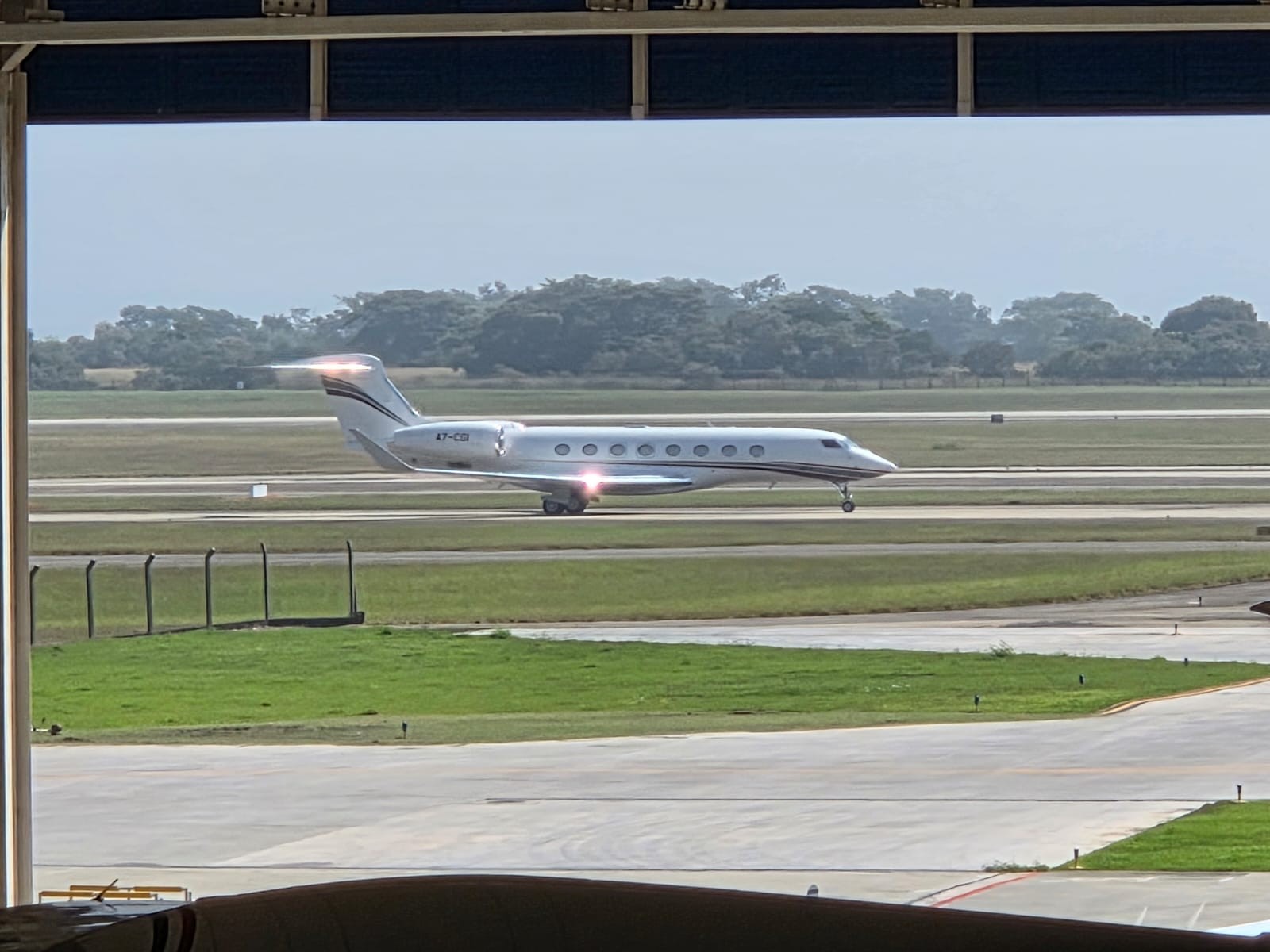 Shakira chega ao Rio para show histórico na Praia de Copacabana