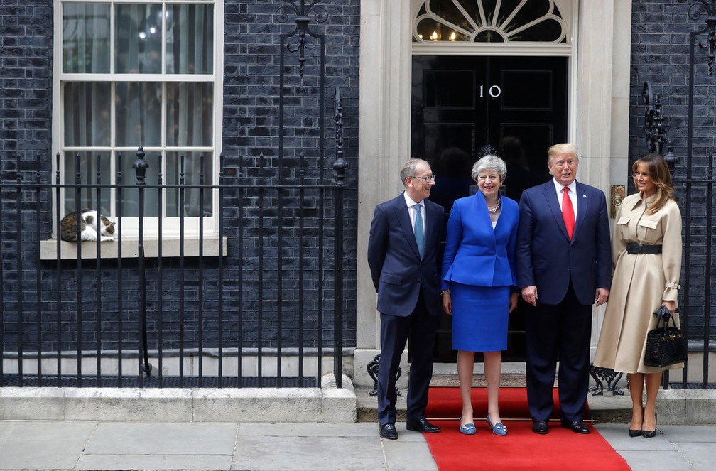 Theresa May e seu marido, Philip, cumprimentam o presidente Donald Trump e a primeira-dama Melania do lado de fora do número 10 da Downing Street, no centro de Londres, na terça-feira, 4 de junho de 2019. — Foto: AP/Kirsty Wigglesworth/Arquivo