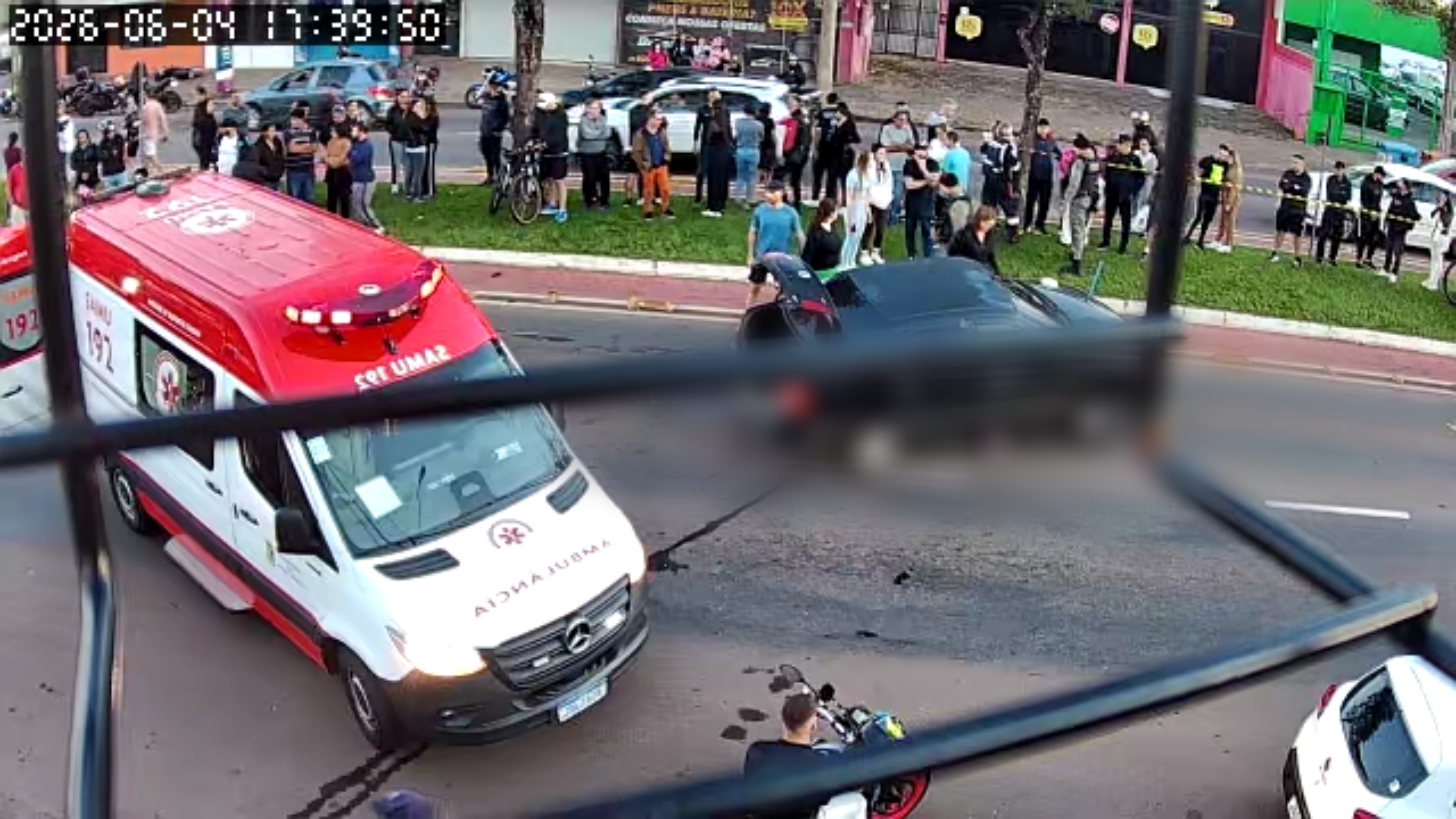Ciclista morto após colidir com pedestres que tiravam foto em ciclovia: novos VÍDEOS mostram acidente e momentos seguintes ao atropelamento