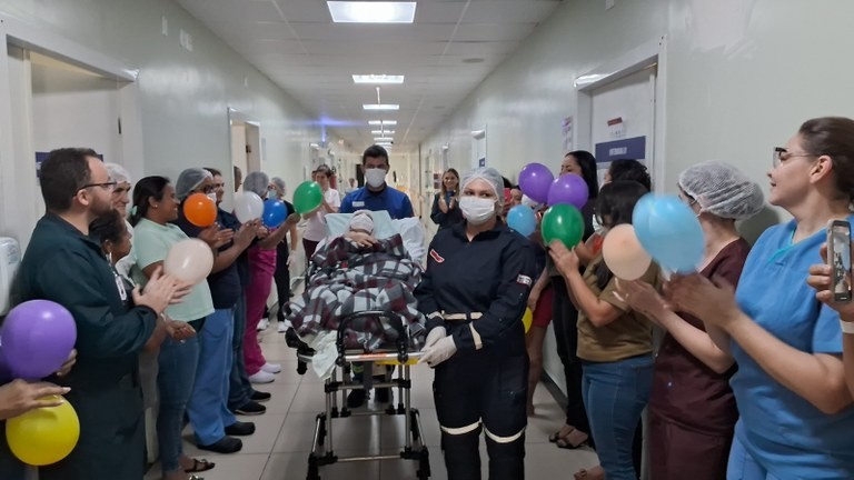 Profissionais de saúde montam corredor para aplaudir paciente que se recuperou de AVC na PB