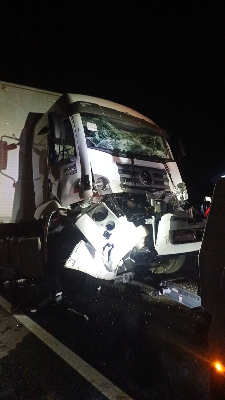 Motorista de carreta fica preso às ferragens em acidente na Via Dutra, em Itatiaia 