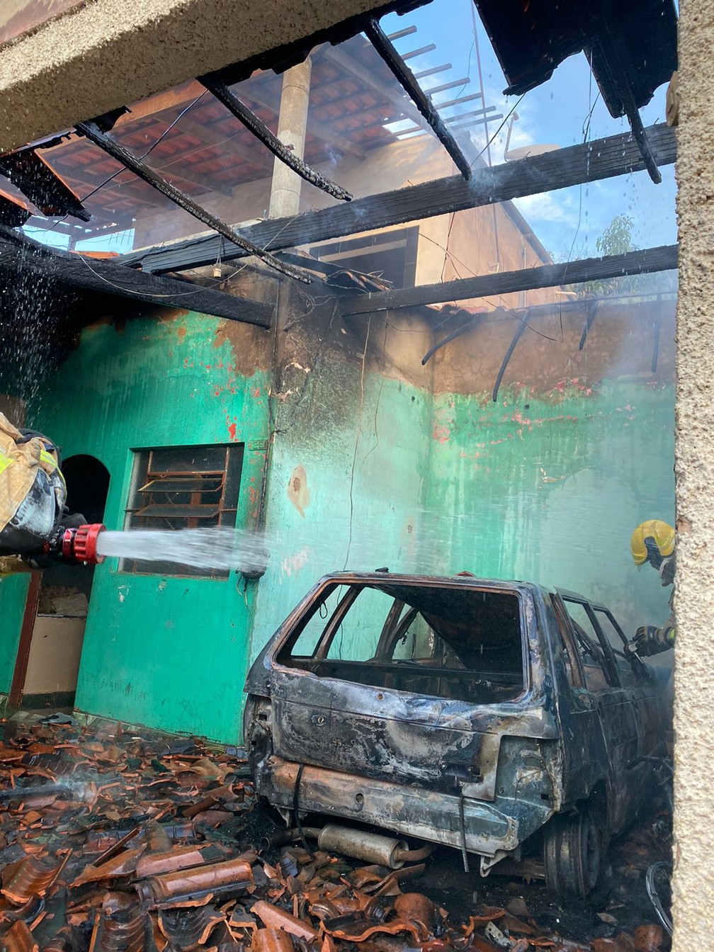 Veículo ficou destruído — Foto: Corpo de Bombeiros/Divulgação