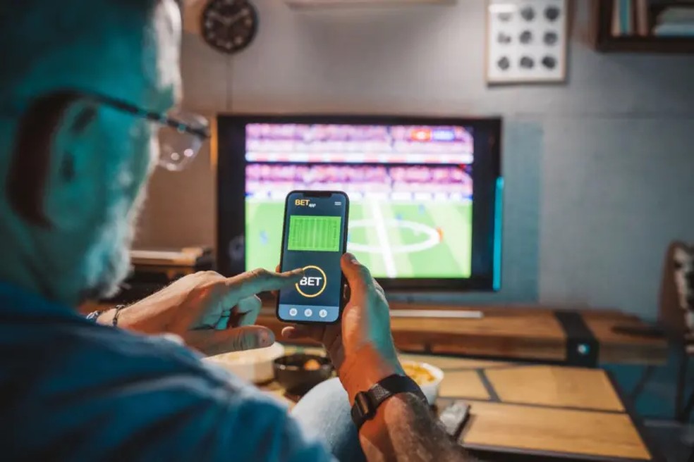 Apostas esportivas estão legalizadas no Brasil, e jogos de caça-níquel para celular foram legalizados em dezembro de 2023 — Foto: Getty Images