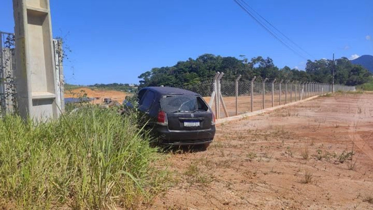 Homem é encontrado morto dentro de carro em Casimiro de Abreu