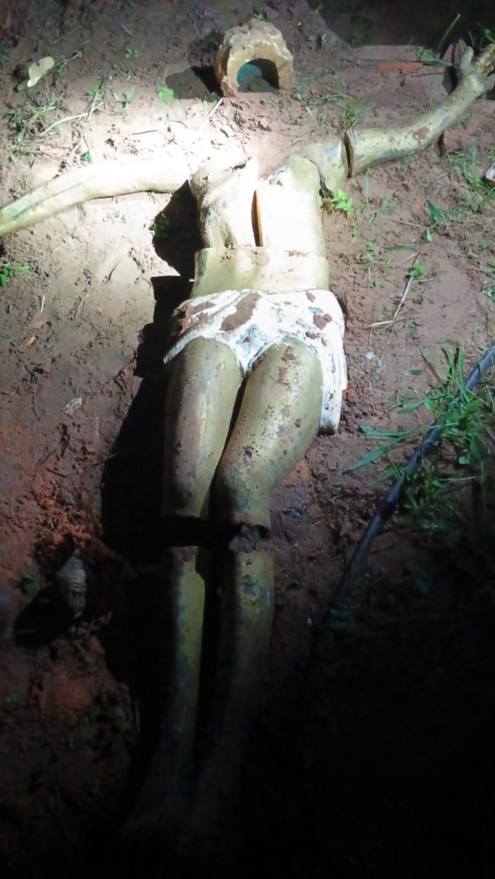 Polícia investiga furto de estátua de Cristo encontrada no fundo do quintal em cidade do litoral cearense — Foto: Reprodução