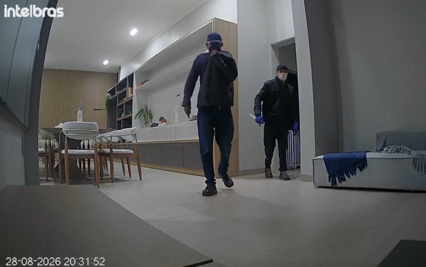Dois homens são presos suspeitos de furtar a mesma casa pela 2° vez em dois dias no interior de SP; VÍDEO