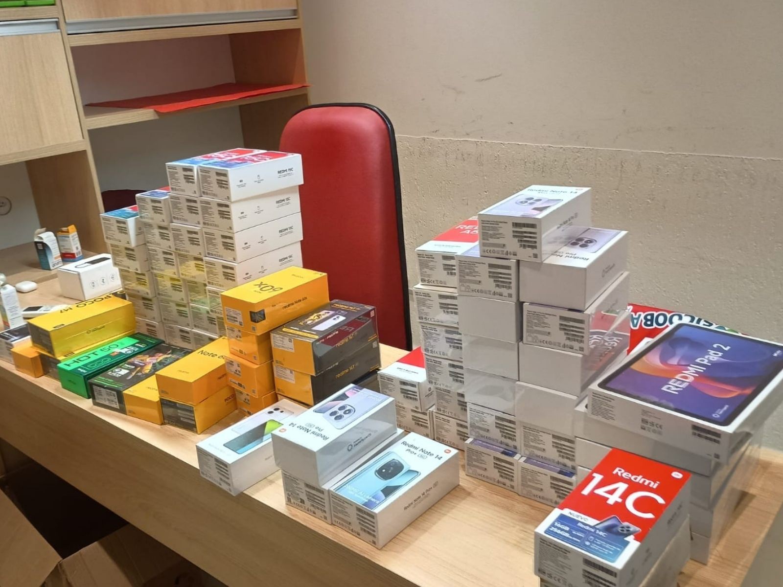 Eletrônicos são apreendidos em operação que investiga venda de aparelhos sem certificação no AC