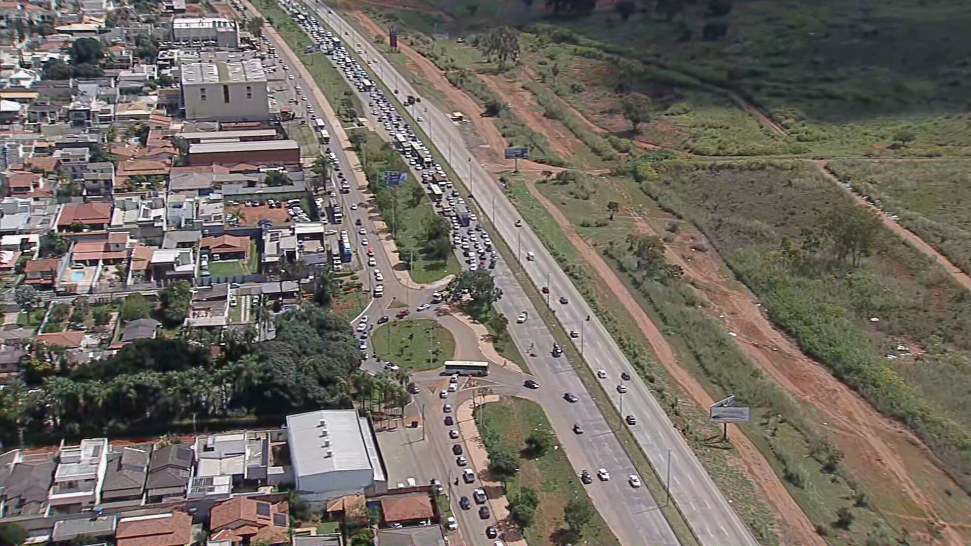 Acidente entre carro e moto trava trânsito na via Estrutural, no DF