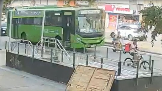 Vídeo mostra ônibus atropelando mãe e filho em bicicleta elétrica - Foto: (Reprodução/TV Globo)