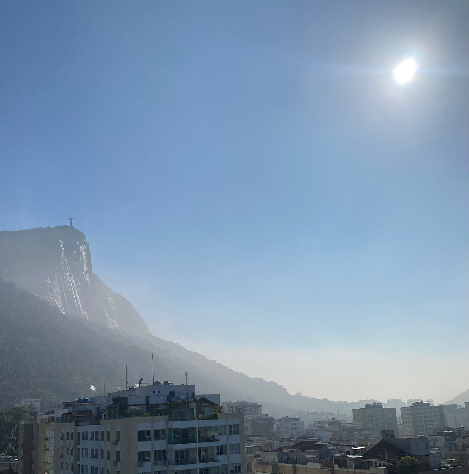 Rio amanhece com nevoeiro, mas deve ter sábado de sol forte