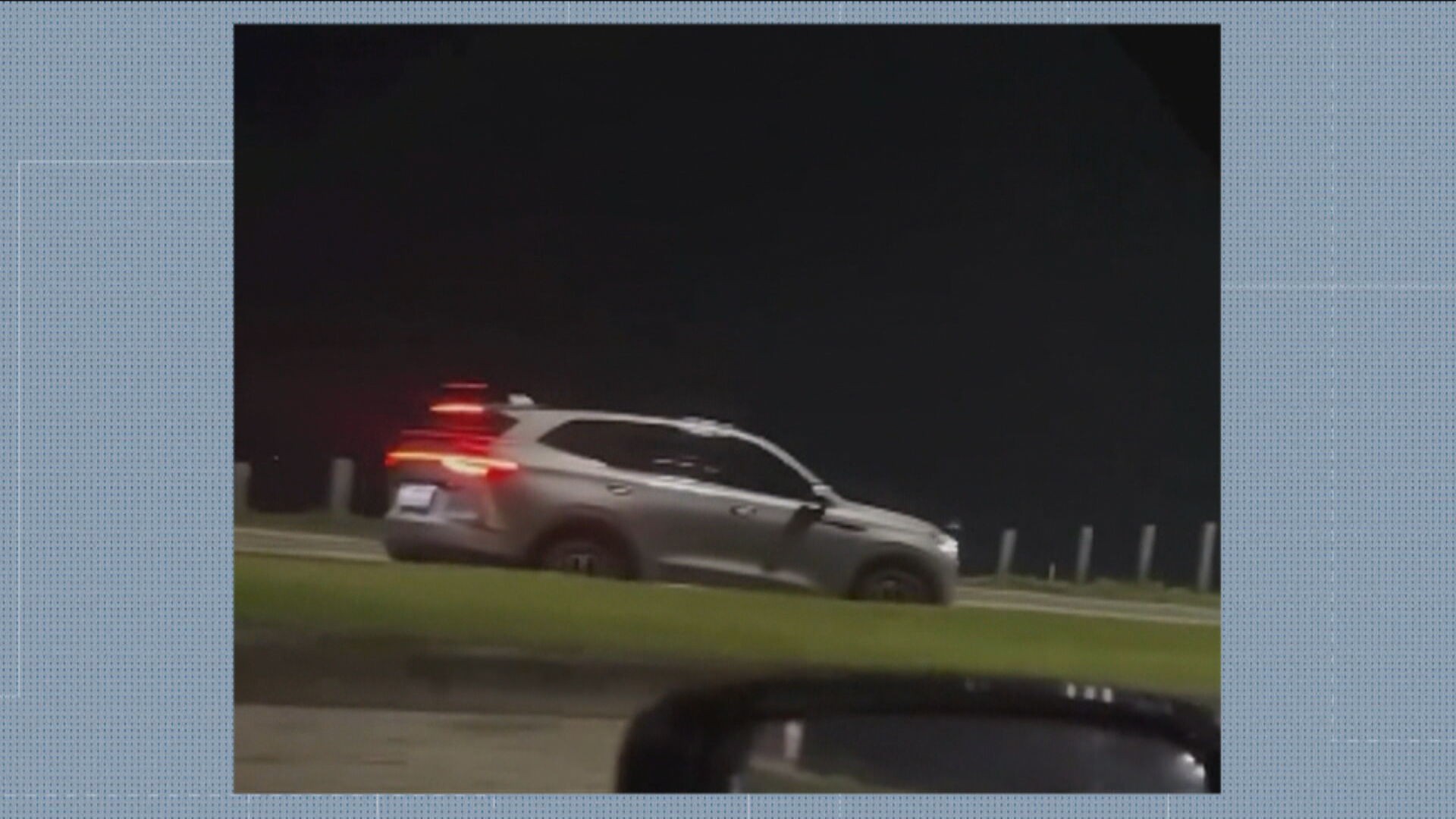 Carro é flagrado na contramão e em alta velocidade durante a madrugada em avenida da Barra da Tijuca