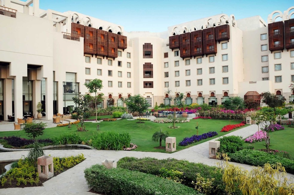A fachada frontal do Serena Hotel de Islamabad, no Paquistão, que sediará as negociações entre Estados Unidos e Israel em abril de 2026. — Foto: Divulgação/ Serena Hotel Islamabad